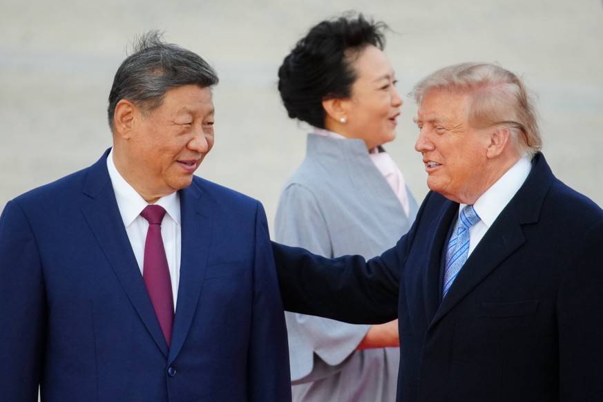 epa13258824 Chinese President Xi Jinping (L), Chinese First Lady Peng Liyuan (C), and US President Donald Trump (R) stand during an arrival ceremony at Joint Base Andrews, Maryland, USA, 23 September  ...