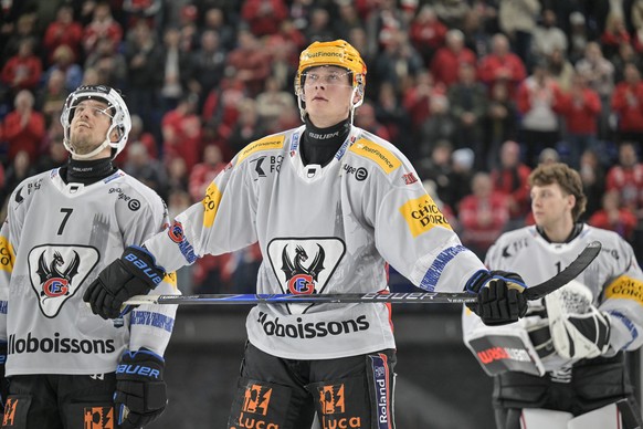 Benoit Jecker (HCFG), PostFinance Top Scorer Henrik Borgstroem (HCFG) und Torhueter Loic Galley, von links, im zweiten Playoff-Viertelfinalspiel der National League zwischen den Rapperswil-Jona Lakers ...