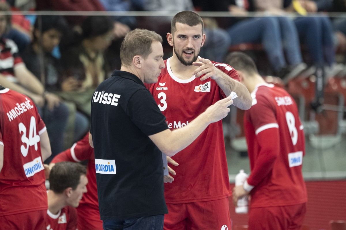 Switzerland's head coach Michael Suter, left, speaks to Lucas Meister during the Yellow Cup Handball game between Switzerland and Ukraine in Switzerland, Winterthur, Friday 03 January 2030. (KEYS ...