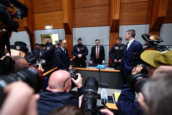 epa12452410 Rene Benko (C) and his lawyers, Hon.-Prof. Dr. Norbert Wess (L) and Dr. Thomas Pillichshammer (R), attend the main hearing in the criminal case against Benko for fraudulent bankruptcy at t ...