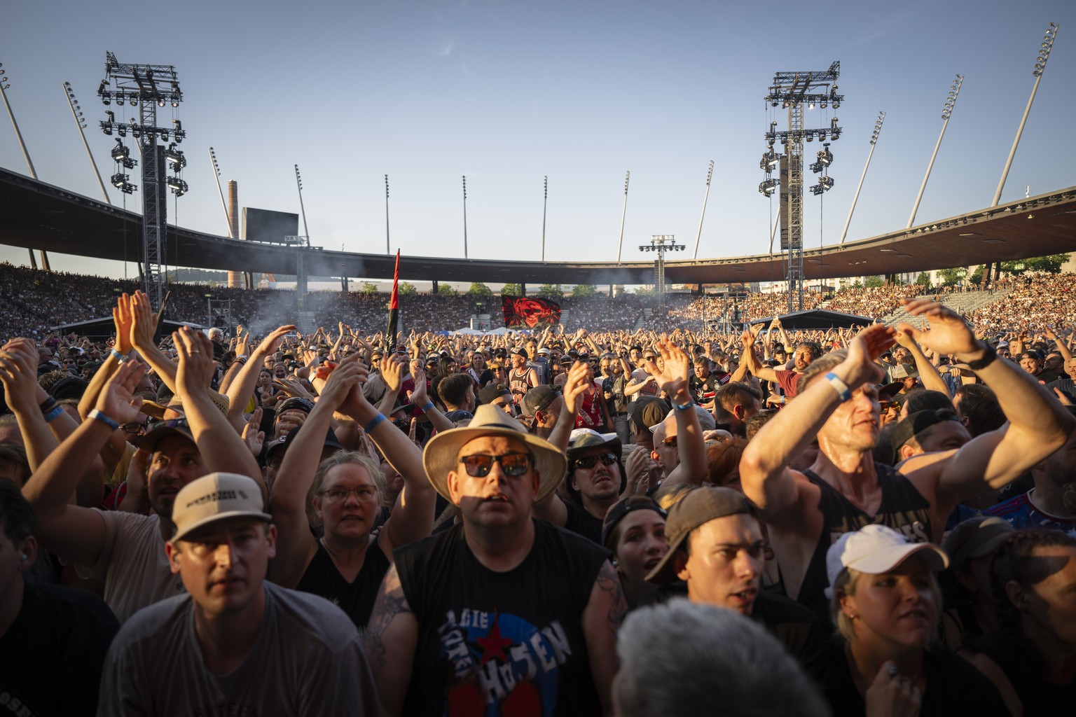 Die Fans der deutschen Punkrock-Band Die Toten Hosen beim Konzert der "Trink Aus! Wir Muessen Gehen - Tour 2026" im Stadion Letzigrund, am Samstag, 20. Juni 2026 in Zuerich. (KEYSTONE/Andrea ...