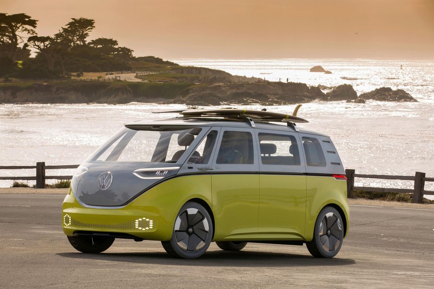 Vollelektrischer VW-Bus ID.Buzz am Strand in Kalifornien, Prototyp von 2017.