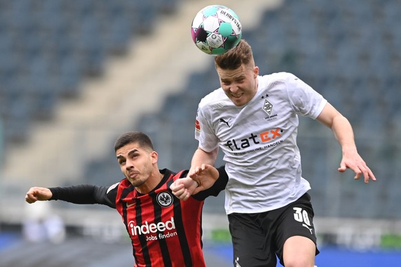 epa09141542 Frankfurt&#039;s Andre Silva (L) in action against Moenchengladbach&#039;s Nico Elvedi (R) during the German Bundesliga soccer match between Borussia Moenchengladbach and Eintracht Frankfu ...