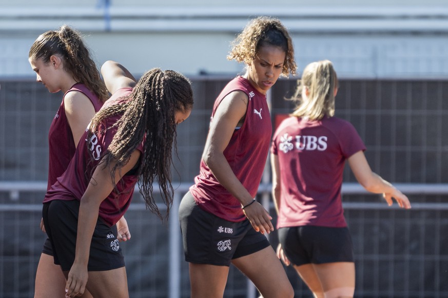 Coumba Sow, 2. von rechts, und ihre Mitspielerinnen waermen sich auf fuer das letzte oeffentliche Training der Schweizer Frauen Fussball Nationalmannschaft vor der UEFA Women&#039;s EURO 2025, am Sonn ...