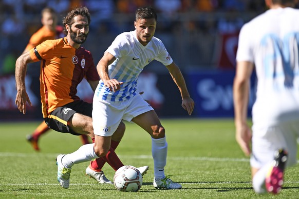 17.07.2016; Biel; Fussball Uhrencup - Galatasaray Istanbul – FC Zuerich;
Hamit Altintop (Galatasaray) gegen Antonio Marchesano (Zuerich)
 (Urs Lindt/freshfocus)