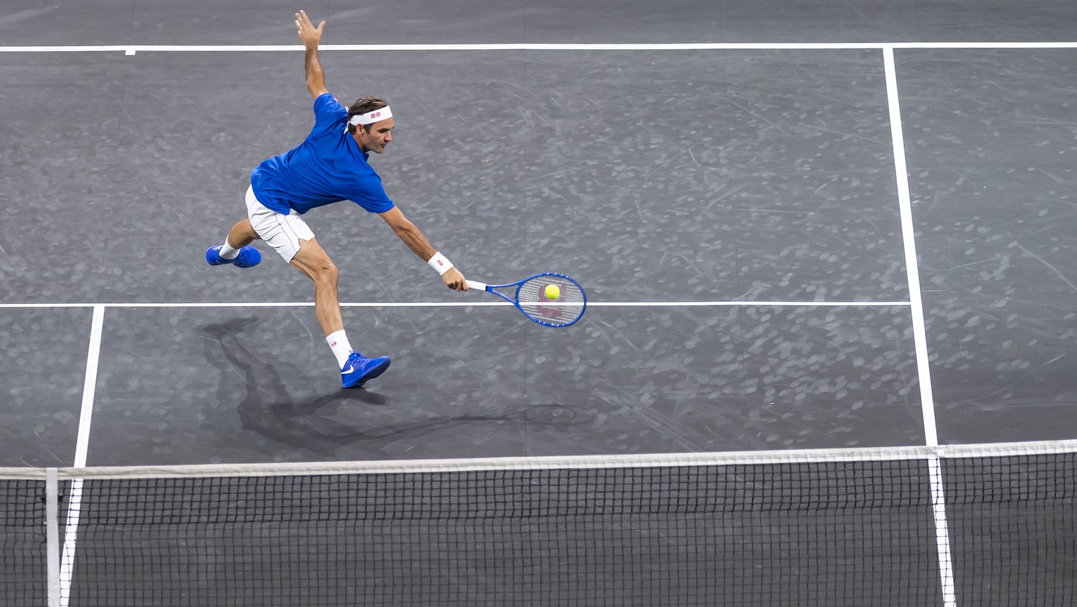 ARCHIVBILD ZUR MELDUNG, DASS ROGER FEDERER ERST 2021 AUF DIE ATP-TOUR ZURUECKKEHREN WIRD - Team Europe&#039;s Roger Federer, returns a ball to Team world&#039;s Nick Kyrgios, during their single match ...