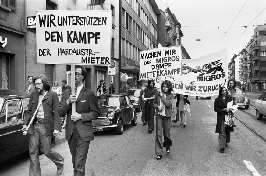 Mieter demonstrieren am 23. Mai 1973 gegen den Aufkauf der Haeuser an der Hardaustrasse in Zuerich durch die Migros. (KEYSTONE/PHOTOPRESS-ARCHIV/Str)