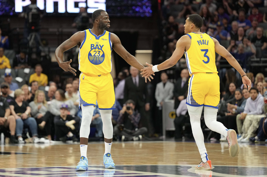 NBA, Basketball Herren, USA Golden State Warriors at Sacramento Kings, Apr 3, 2022; Sacramento, California, USA; Golden State Warriors guard Jordan Poole (3) is congratulated by Golden State Warriors  ...
