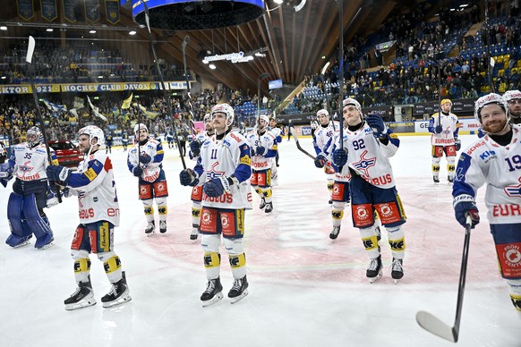 Zufriedene Gesicher bei den Klotenern nach dem 0:2 gewonnenem Spiel , im Eishockey Spiel der National League zwischen HC Davos, HCD und EHC Kloten, EHCK, am Samstag, 28. Februar 2026, in der zondacryp ...