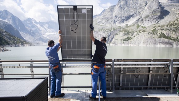 Arbeiter montieren Panels der Solar-Grossanlage des Elektrizitaetswerk der Stadt Zuerich (ewz) am Albigna-Stausee, aufgenommen am Montag, 10. August 2020, in Bregaglia. Mit