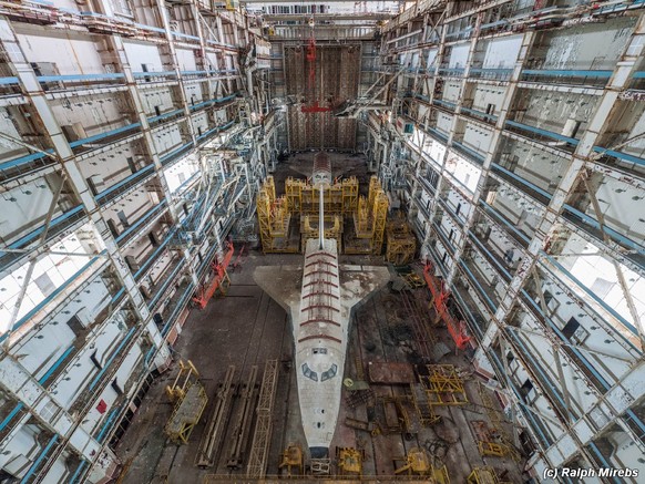 Guck mal, was die Russen in einem ihrer stillgelegten Hangars verstecken
06.2015 hat Ralph Mirebs fast die selben Bilder veröffentlicht, aber er hätte sich wohl selber dabei filmen müssen.

http://r ...