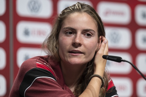 Die Schweizer Fussball Nationalspielerin Smilla Vallotto spricht an einer Medienkonferenz, am Montag, 30. Juni 2025, in Thun. (KEYSTONE/Peter Schneider)