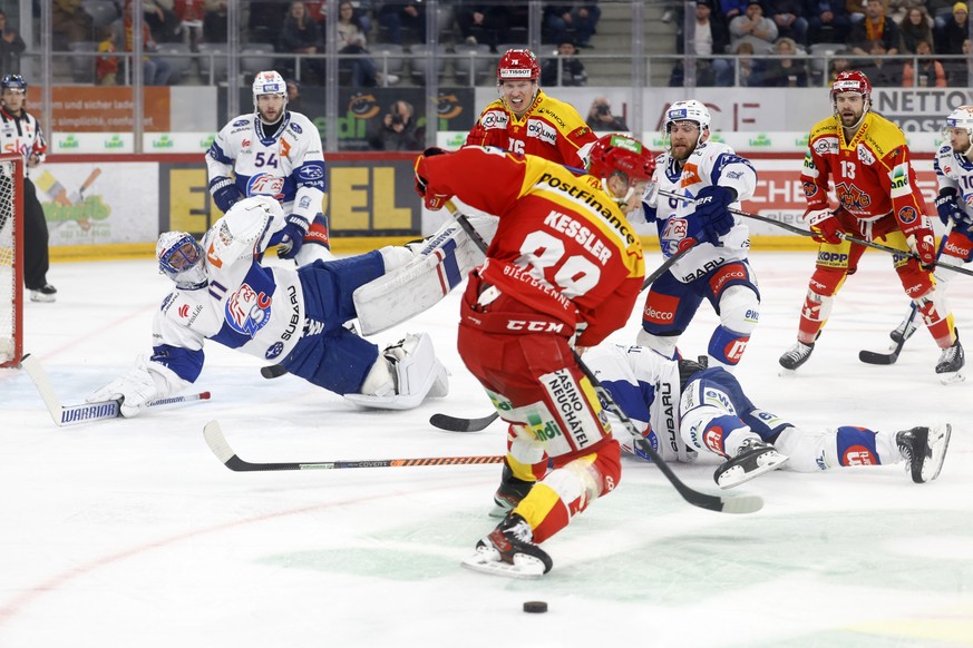 Zuerichs Torhueter Simon Hrubec und seine Teamkollegen wehren einen Angriff von Biels Tino Kessler ab, im dritten Eishockey Playoff Halbfinalspiel der National League zwischen EHC Biel und ZSC Lions,  ...