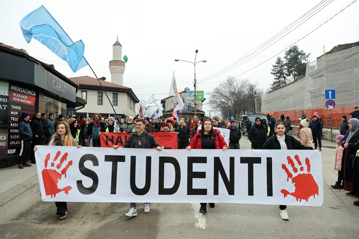 epa12607095 Protestors hold a banner reading 'Students' during a demonstration organized by university students in front of the State University of Novi Pazar (DUNP) building in Novi Pazar,  ...
