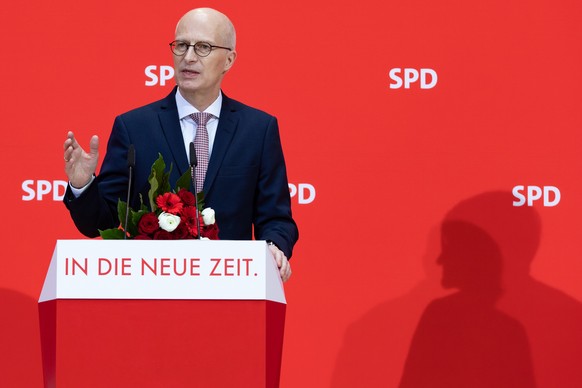 epa08243055 The lead candidate of the Social Democratic Party (SPD) Peter Tschentscher attends a press statement after the regional elections in the German federal state of Hamburg at the headquarters ...
