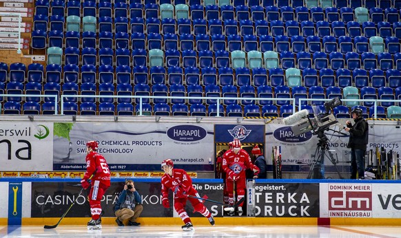 ARCHIVBILD ZUM ABBRUCH DER SAISON DER NATIONAL LEAGUE, AM DONNERSTAG, 12. MAERZ 2020 - SC Rapperswil-Jona Lakers Verteidiger Daniel Vukovic, von links, Dominik Egli und Florian Schmuckli laufen ein zu ...