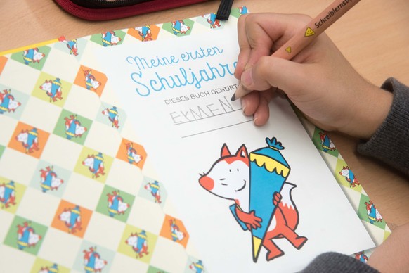 Freundschaftsbuch *** NUR F�R REDAKTIONELLE ZWECKE *** EDITORIAL USE ONLY ***Dank der Sparkasse bekommen alle Velberter Erstkl�ssler bekommen ein Freundschaftsbuch am Montag den 2.10.2017. Im Bild vor ...