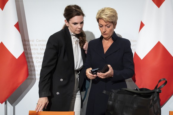 Bundesraetin Karin Keller-Sutter, rechts, und Daniela Stoffel Staatssekretaerin fuer internationale Finanzfragen (SIF), am Ende einer Medienkonferenz des Bundesrates zur Aenderung des Bankengesetzes ( ...