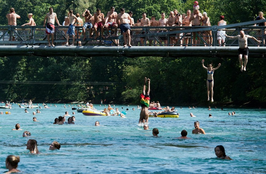 Hundreds of people enjoy the cool river Aare in Bern, Switzerland, Sunday, August 19, 2012. (KEYSTONE/Lukas Lehmann)....Zehntausende Menschen vergnuegen sich in und auf der 22 Grad warmen Aare am Sonn ...