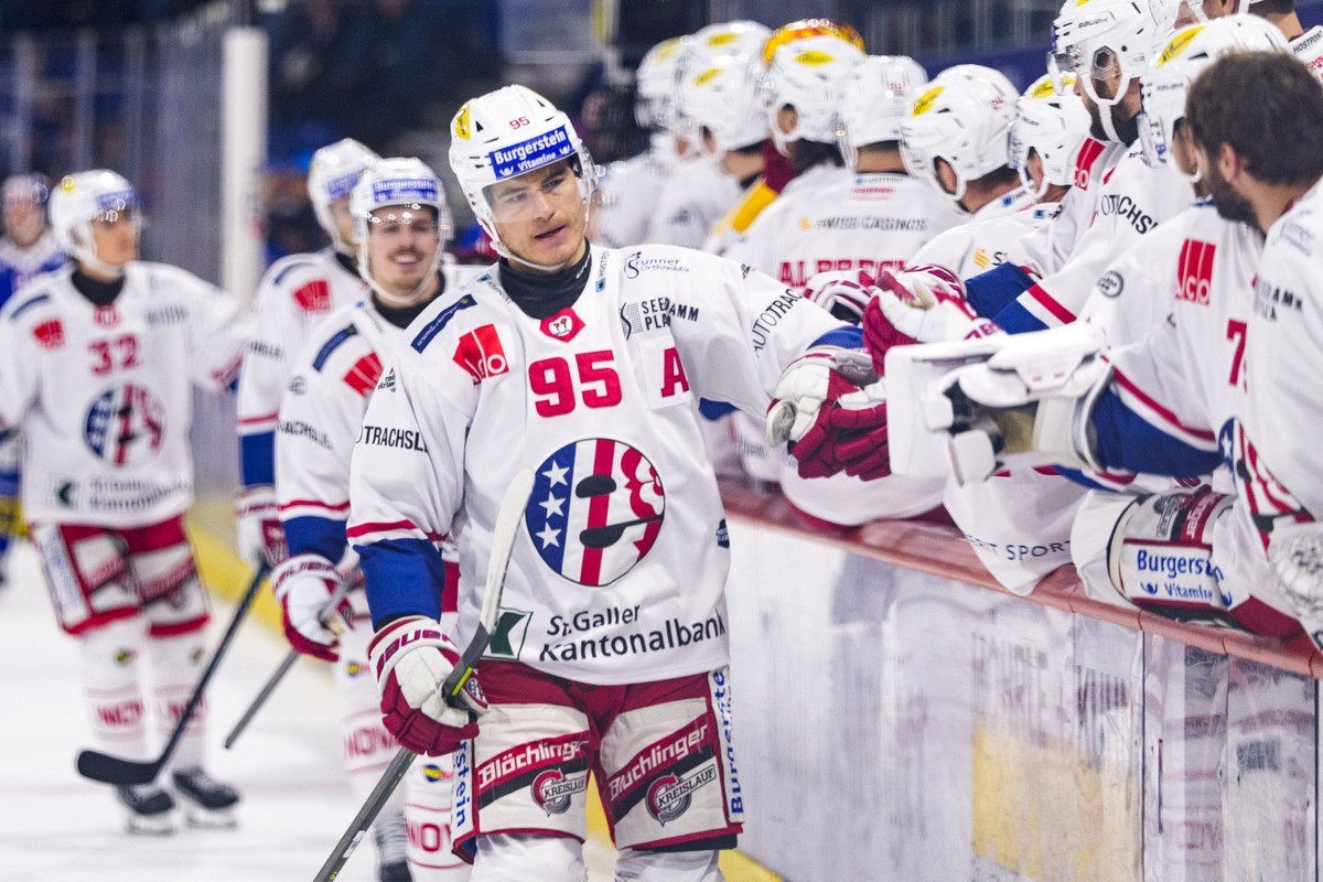 SC Rapperswil-Jona Lakers Stuermer Tyler Moy feiert seinen Treffer zum 0-1 waehrend dem Qualifikationsspiel der Eishockey-Meisterschaft der National League zwischen den Teams EHC Kloten und SC Rappers ...