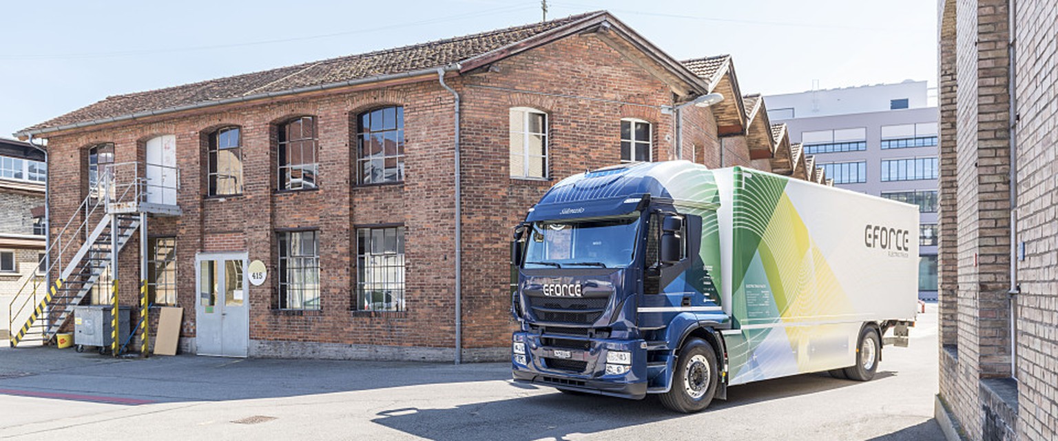 Die Akkus des E-Lkw können während der Be- oder Entladung per Schnellladung in weniger als zwei Stunden geladen werden.&nbsp;