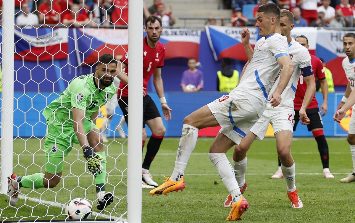 epa11430445 Patrik Schick (R) of the Czech Republic scores the 1-1 equalizer during the UEFA EURO 2024 group F soccer match between Georgia and Czech Republic, in Hamburg, Germany, 22 June 2024. EPA/R ...