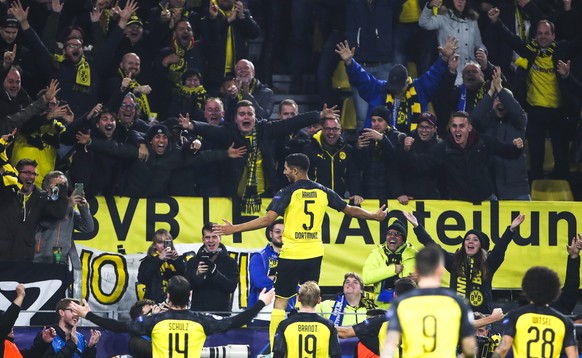 epa07975210 Dortmund&#039;s Achraf Hakimi (C) celebrates after scoring the 3-2 goal during the UEFA Champions League group F soccer match between Borussia Dortmund and Inter Milan in Dortmund, Germany ...