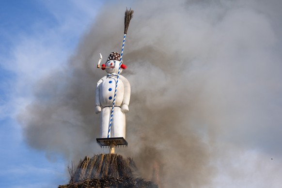 epa12061209 The Boeoegg figure is engulfed in smoke during its burning on Sechselaeuten square in Zurich, Switzerland, 28 April 2025. The Sechselaeuten (ringing of the six o'clock bells) is a tra ...
