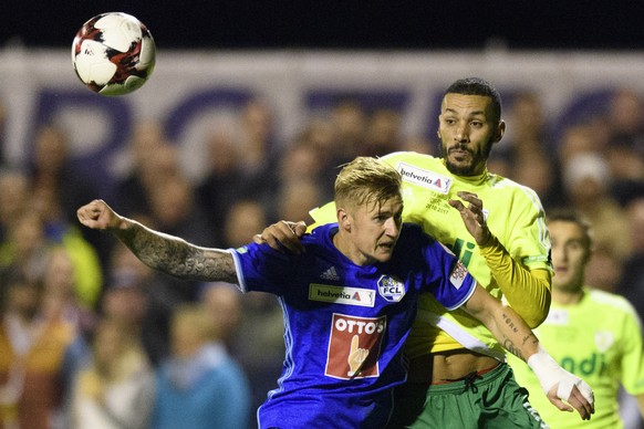 Le joueur lucernois Marwin Schulz, gauche, lutte pour le ballon avec le joueur d&#039;echallens Yassine El Allaoui, droite, lors de la rencontre de 8eme de finale de la Coupe Suisse de football entre  ...