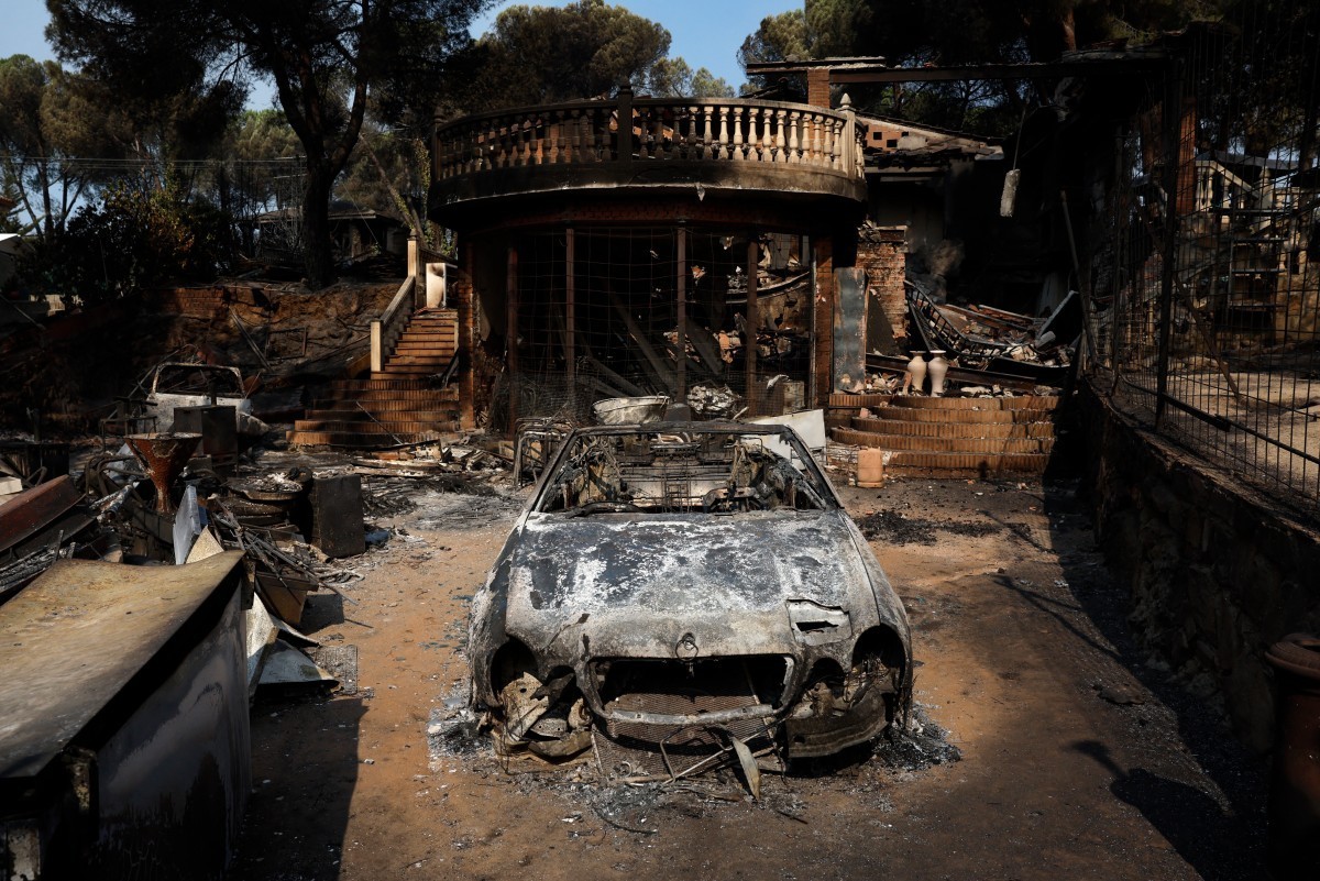 This picture shows the extensive damage inside a burned-out home following a devastating wildfire in Pelayos de la Presa, 65 kilometers west of Madrid, on July 26, 2026. Spanish firefighters today bat ...