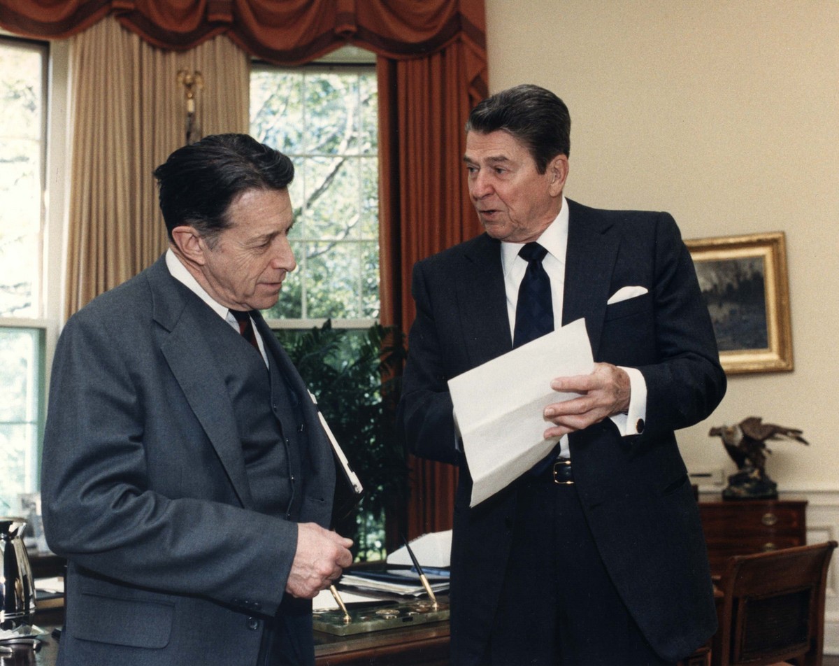Caspar Weinberger (l.) äusserte Bedenken, machte dann aber doch mit.