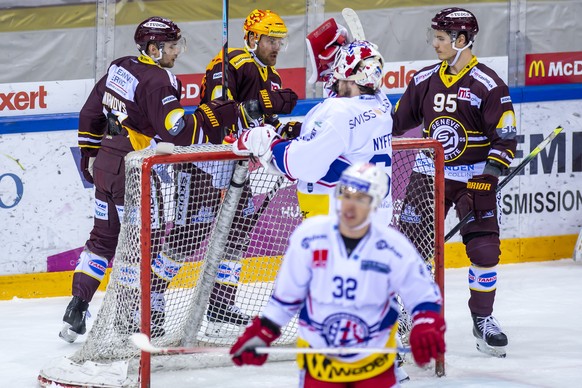 Les joueurs du club genevois, Deniss Smirnovs, Linus Omark, Tyler Moy, de gauche a droite laissent eclater leur joie, lors du match du championnat suisse de hockey sur glace de National League LNA, en ...