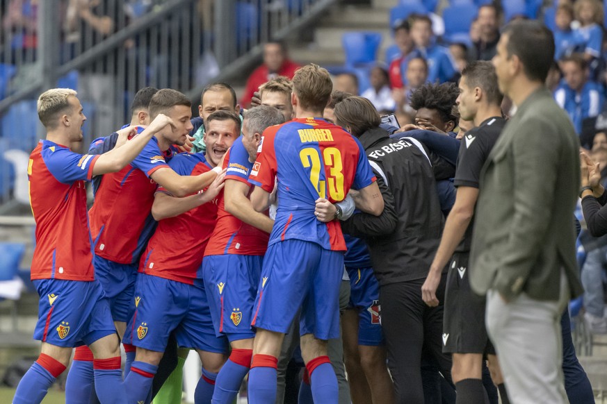 Basels Spieler freuen sich nach dem fruehen Fuehrungstreffer zum 1:0 im Fussball Meisterschaftsspiel der Super League zwischen dem FC Basel 1893 und dem FC Winterthur im Stadion St. Jakob-Park in Base ...