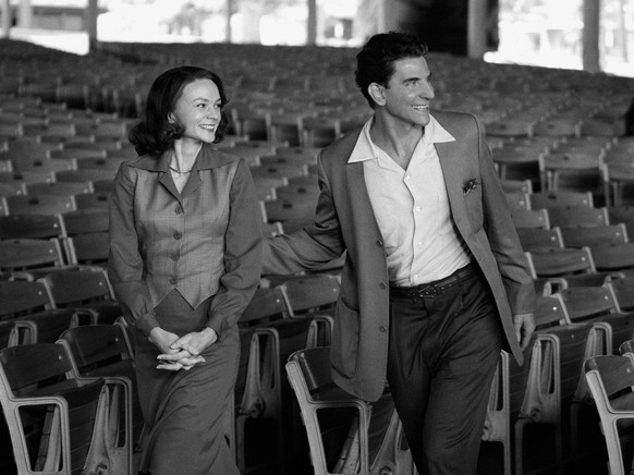 This image released by Netflix shows Carey Mulligan as Felicia Montealegre, left, and Bradley Cooper as Leonard Bernstein in a scene from "Master." (Jason McDonald/Netflix via AP)
