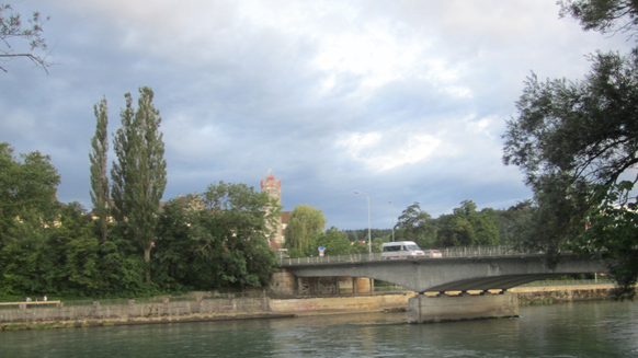 Die Eritreer sprangen oberhalb der Kettenbrücke ins Wasser.