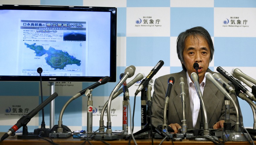 Die japanischen Behörden geben an einer Pressekonferenz Auskunft über den Vulkanausbruch.