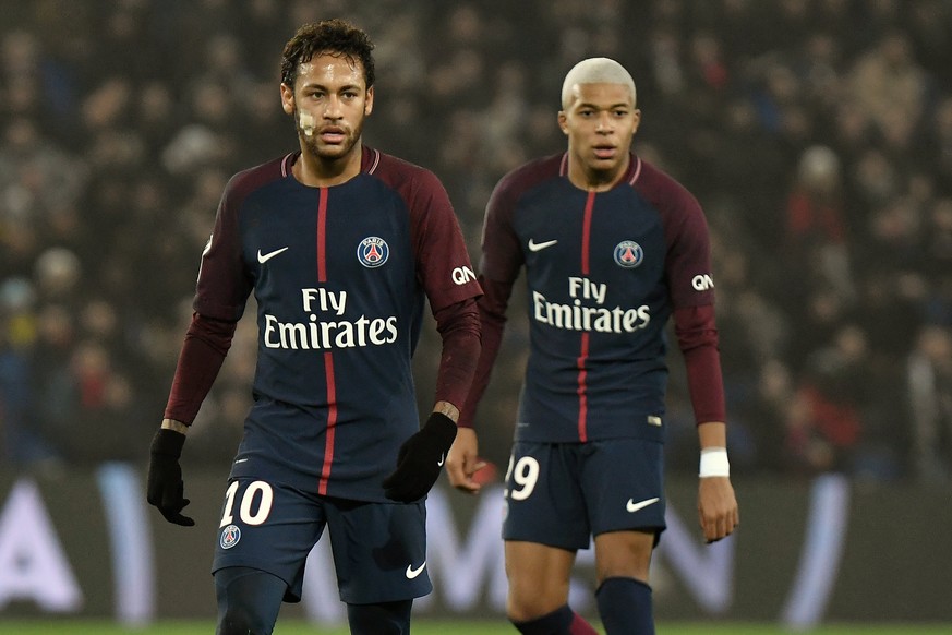 epa06400553 Paris Saint Germain&#039;s Neymar Jr (L) and Paris Saint Germain&#039;s Kylian Mbappe (R) in action during the French Ligue 1 soccer match between Paris Saint Germain (PSG) and SM Caen at  ...