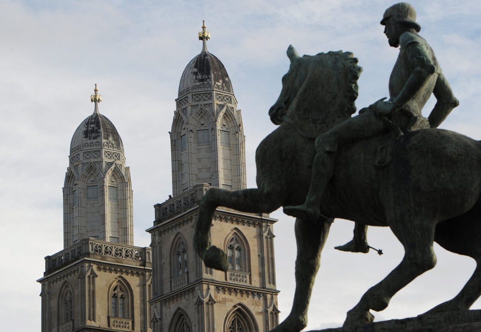 Das Grossmuenster und das Hans Waldmann Denkmal in Zuerich, aufgenommen am Donnerstag, 31. Januar 2013. (KEYSTONE/Steffen Schmidt)