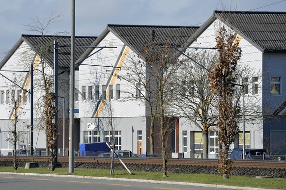 Die An&#039;Nur-Moschee (Haus in der Mitte, orange Eingangstuere rechts) in Winterthur, aufgenommen am Dienstag, 24. November 2015. Laut dem Syrien-Kenner Kurt Pelda, der intensive Recherchen getaetig ...