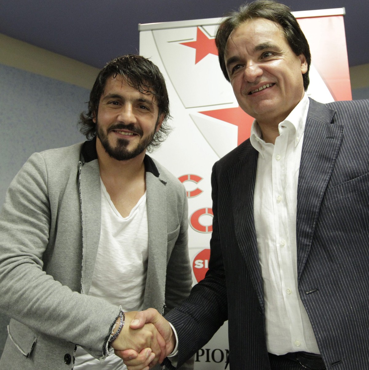 ARCHIVBILD ZUM 60. GEBURTSTAG VON CHRISTIAN CONSTANIN AM 7. JANUAR --- New FC Sion soccer player Italian midfielder Gennaro Gattuso, left, shakes hands with the FC Sion president Christian Constantin, ...