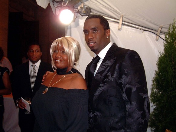 2002 CFDA FASHION AWARDS NY JANICE COMBS AND SEAN P DIDDY COMBS AT THE 2002 CFDA FASHION AWARDS. THE NEW YORK PUBLIC LIBRARY, NEW YORK CITY. 03 JUNE 2002. UCT. JANICE COMBS AND SEAN P DIDDY COMBS, PUB ...