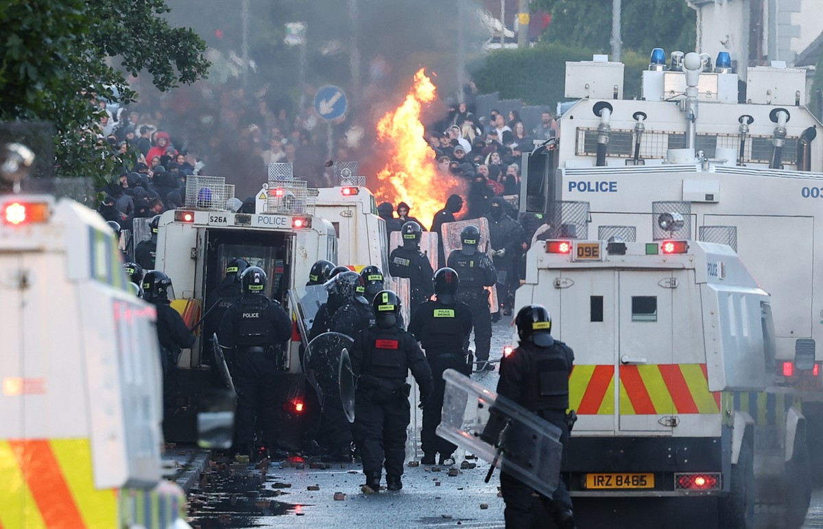 epaselect epa13029441 Protesters set fires during disorder on Antrim Road in Newtownabbey, north Belfast, Northern Ireland, 10 June 2026. A 30-year-old Sudanese national has been charged with attempte ...