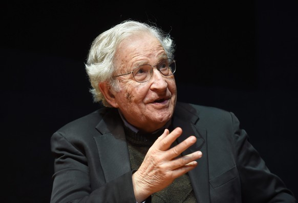 epa04232740 US linguist and philisopher Noam Chomsky speaks during a lecture at the Center for Art and Media Technology (ZKM) in Karlsruhe, Germany, 30 May 2014. EPA/ULI DECK