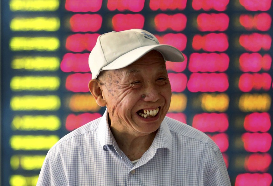 Ein chinesischer Investor vor einer Kursanzeige in Nantong.<br data-editable="remove">