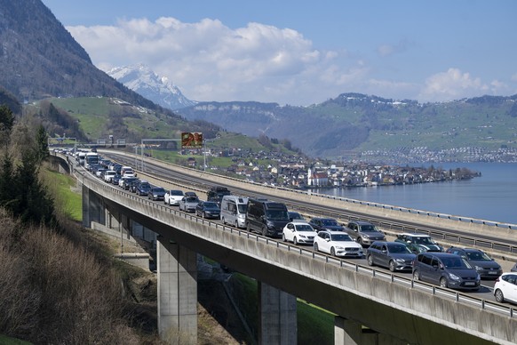 Der Gotthard Oster Reiseverkehr auf der Autobahn A-2 staut sich bereits im Kanton Nidwalden bei Beckenried vor dem Seelisbergtunnel zwischen Goeschenen und Beckenried in Richtung sueden, am Freitag, 3 ...