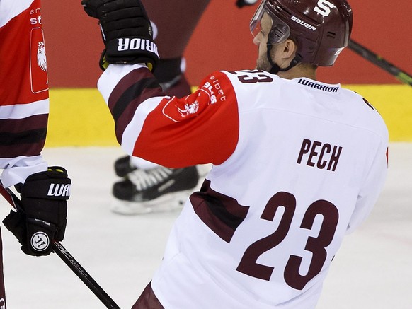 epa04893364 Sparta&#039;s Tomas Netik (2nd L) celebrates his goal withe teammates Michal Cajkovsky (L) Petr Kumstat (2nd R) and Lukas Pech (R) during the Champions Hockey League Group M preliminary ro ...