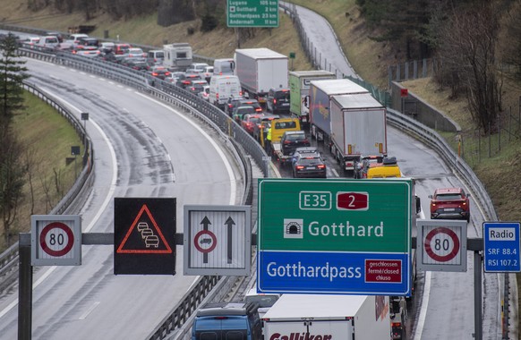 Der Reiseverkehr am Wochenende vor Ostern staut sich vor dem Gotthard Tunnel in Richtung Sueden zwischen Gueschenen und Amsteg bis auf 9 Kilometer Laenge, am Freitag, 31. Maerz 2023 in Wassen. (KEYSTO ...
