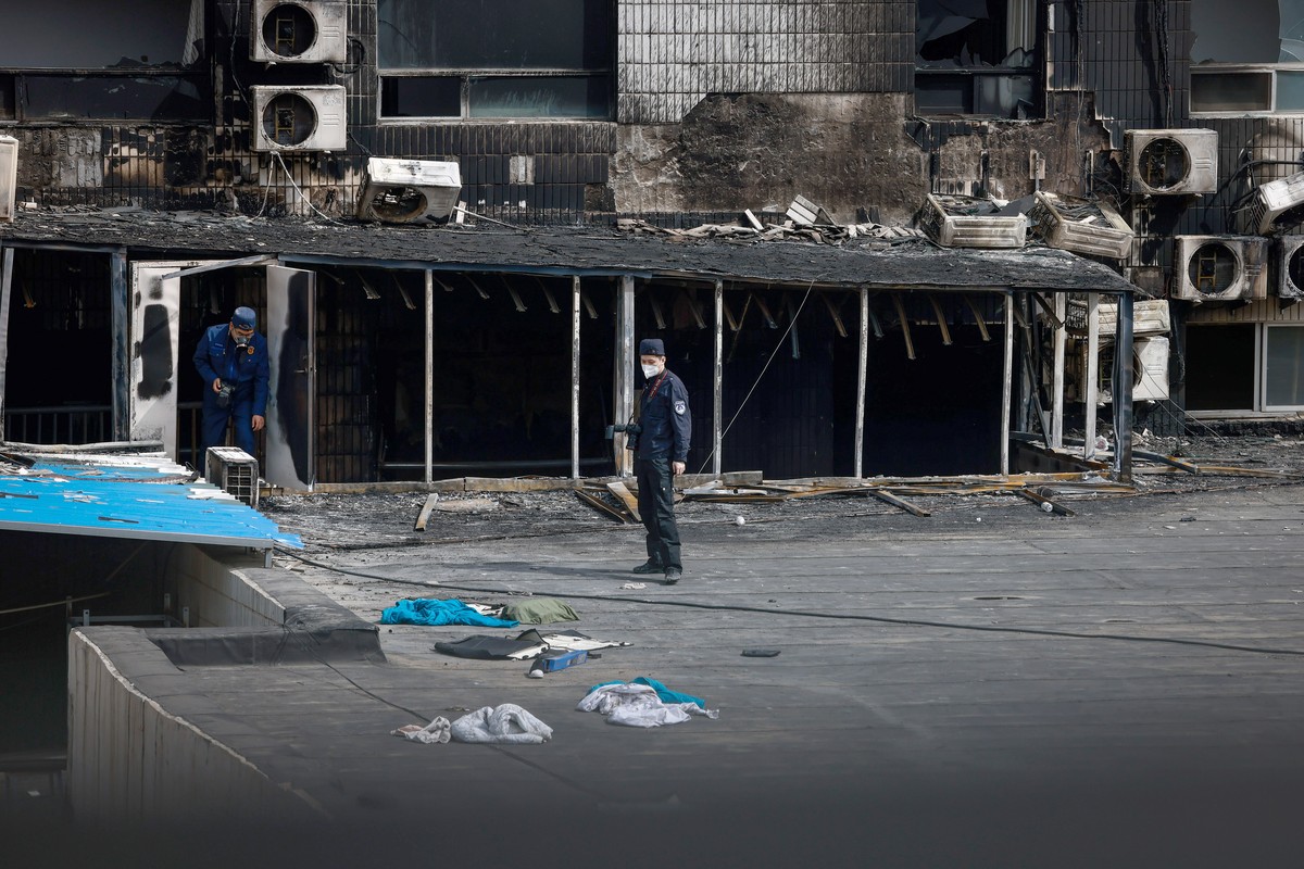 Des enquêteurs inspectent les lieux après un incendie à l'hôpital Changfeng de Pékin.