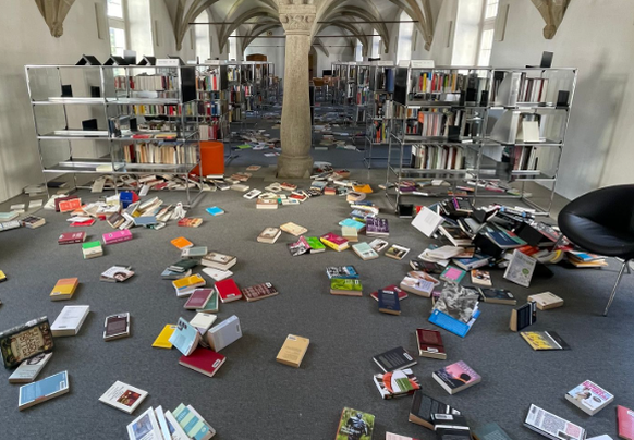 Auch in der Bibliothek liegen Bücher am Boden.