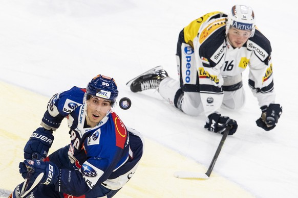 Zuerichs Mattia Hinterkircher, links, kaempft um den Puck gegen Ambris Dominic Zwerger, rechts, im Eishockeyspiel der National League zwischen den ZSC Lions und dem Ambri Piotta am Dienstag, 18. Dezem ...